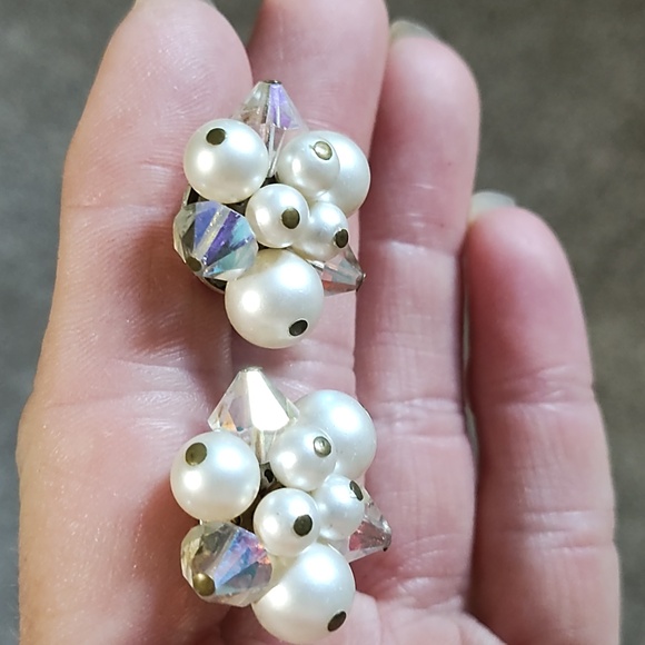 VINTAGE 60s CLUSTERED WHITE FAUX PEARL AB CRYSTAL CLIP-ON 1" EARRINGS - Picture 6 of 10